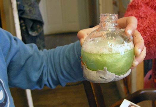 fabrication de potions d halloween avec les enfants (5)
