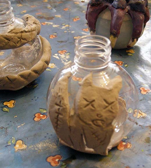 fabrication de potions d halloween avec les enfants modelage (2)